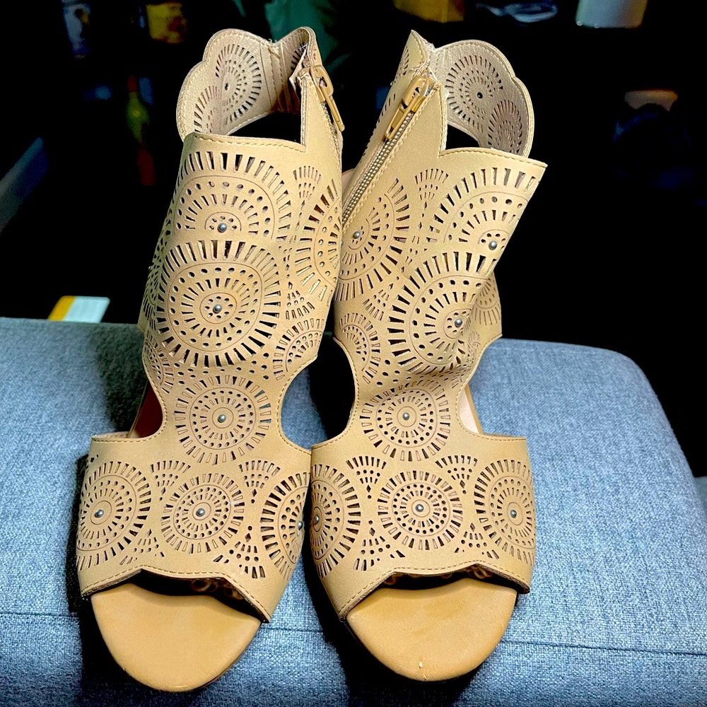 Brown wedges great fall wedding shoes!